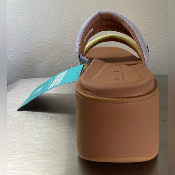 REEF ..Stylish Women's Platform Sandals in
Lavender and yellow - Picture 13 of 16